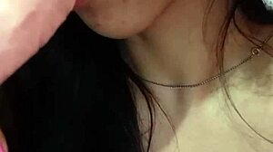 la morocha putita chupa y folla dildos como loca!