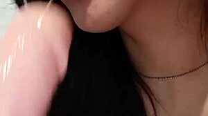 la morocha putita chupa y folla dildos como loca!