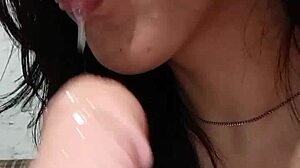 la morocha putita chupa y folla dildos como loca!