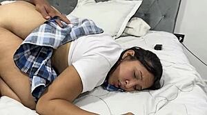 le follo el coño a mi hijastra recién llegada de escuela