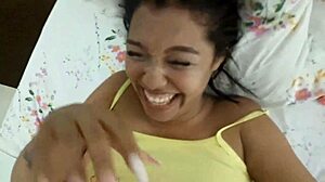 hermanastra de miami con 18 años sube su placer en internet... tetas grandes y culo enorme amo esta morena