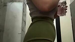 Gym beauty's public pussy massage erupts in wild squirting bench chaos