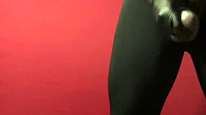 exibindo striptease sedutora com curvas e sensualidade provocante