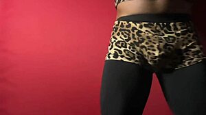 exibindo striptease sedutora com curvas e sensualidade provocante