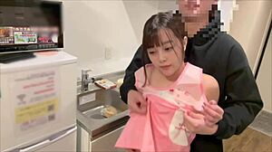 彼女の裸エプロン姿見て我慢できずにキッチンで中出しセックスしちゃう？