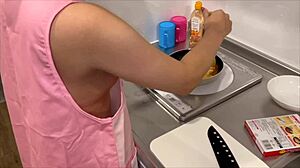 彼女の裸エプロン姿見て我慢できずにキッチンで中出しセックスしちゃう？