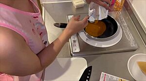 彼女の裸エプロン姿見て我慢できずにキッチンで中出しセックスしちゃう？