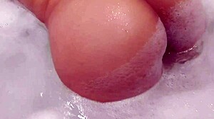 novinha safada e gostosa rebolando na banheira com essa bunda e peitos perfeitos