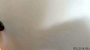 Padrastro Engaña Hijastra Curvy con Helado Antes de Meter Polla en Boca y Anal