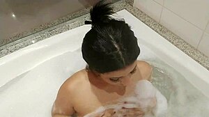 novinha safada e gostosa rebolando na banheira com essa bunda e peitos perfeitos