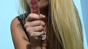 loira casada se masturbando... vizinho colou na net!