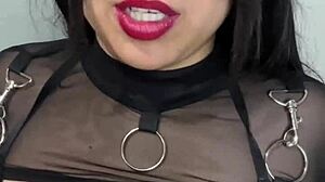 oye, tu dueña te hace sufrir con patadas en las bolas y squirt en tu cara...