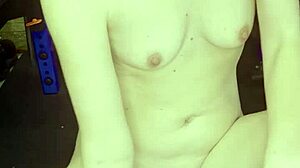 damn this sexy milf fingers pussy hard in gym