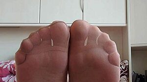 Carmen Nylonjunge spreads happy nylon feet across bed in sexy pantyhose tease