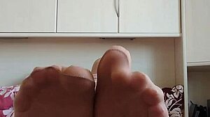 Carmen Nylonjunge spreads happy nylon feet across bed in sexy pantyhose tease