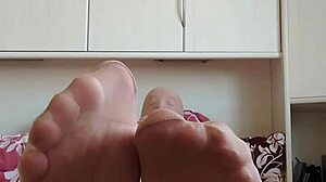 Carmen Nylonjunge spreads happy nylon feet across bed in sexy pantyhose tease