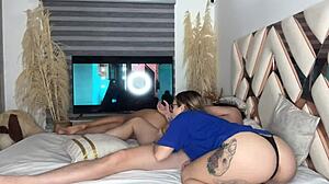 la mejor amiga de mi novia chupando mi verga con ganas