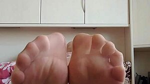 Carmen Nylonjunge spreads happy nylon feet across bed in sexy pantyhose tease