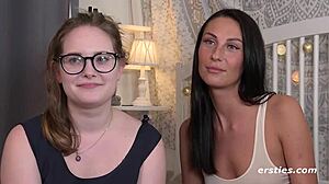 süße mädels bringt ihre heiße deutsche freundin zum squirten mit toys und clit play