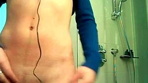 Cute 18+ Teen Babe Strips Nude in Homemade Bath