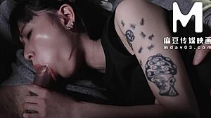 Tattooed beauty yue ke lan rides cowgirl in sexy cosplay!