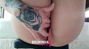 safada shows off her swollen clit pussy close-up on cam