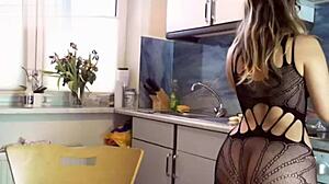 morena joven gime de placer en su primera cogida