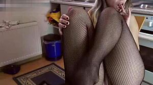 morena joven gime de placer en su primera cogida