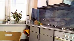 morena joven gime de placer en su primera cogida