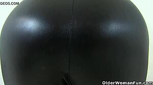 hairy british milf josie fingers her mommy tits pussy