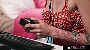 Sexy gamer ditches stream for oiled pussy licking with naughty roommate