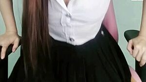 น้องวัยรุ่นน่ารักตั้งกล้องช่วยตัวเอง เอานิ้วเขี่ยหัวนมก่อนแหกขาติ้วหีเสียวๆ