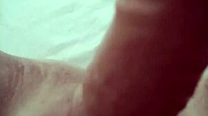 minha madrasta testa videos pornô no quarto com dildo