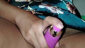 ¡mi primo llega de la escuela y me pillo masturbándome con dildo jugoso frente a él!