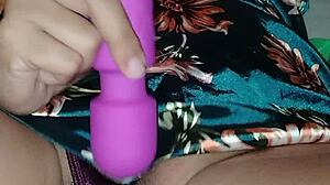 ¡mi primo llega de la escuela y me pillo masturbándome con dildo jugoso frente a él!