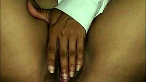 mi coño mojadito se moja más con dedos sola en cama