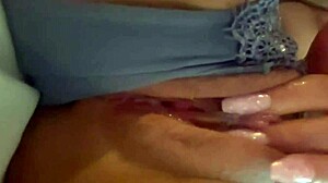 mira cómo sale mi lechita, ¿quieres chuparla?