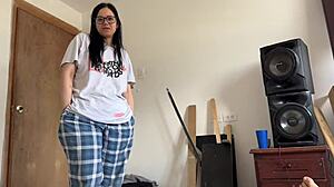 Hot Cousin-in-Law Seduces Alone at Home Visit