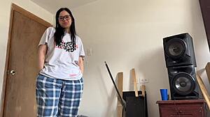 Hot Cousin-in-Law Seduces Alone at Home Visit