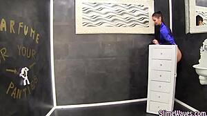 Masturbating slut begs for messy bukkake facial cumshots!