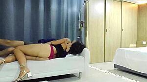 preciosa nalgona en vestido negro cogiendo en sofa