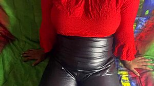 Desi Indian girl fingered squirts wildly in viral MMS seduction