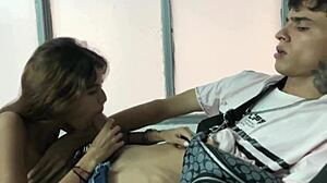 compartiendo cama con hermanastra lleva a sexo improvisado y sucio