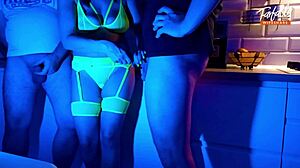 WIFE SUCKS 2 COCKS NEON THREESOME FULL CUMSHOT SCENE