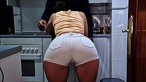 mi padrastro me atrapa en la cocina y terminamos cogiendo cuando mi mama esta trabajando