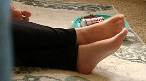 WOW! CUTE FEET CAUGHT CANDID!