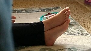 WOW! CUTE FEET CAUGHT CANDID!