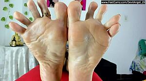 Barefoot Colombiana Stretches Legs Wide for Jerk Off
