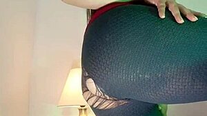 stepmom latina cameltoe milf masturbates huge pussy in leggings