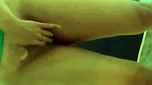 hijastra cachonda se masturba gimiendo frente al espejo...